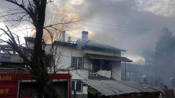Mengen’de 2 katlı evin çatısı yandı