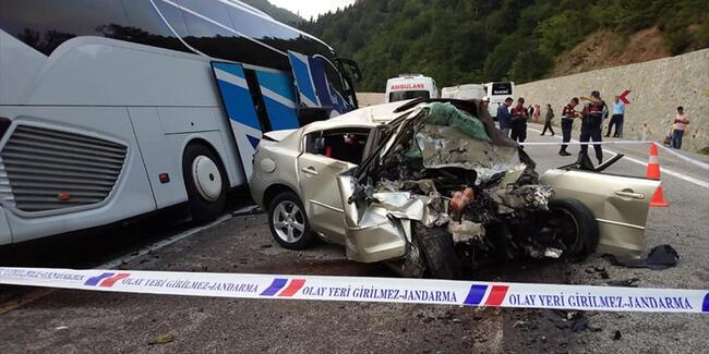 Otomobil İle Yolcu Otobüsü Çarpıştı; Uzman Çavuş Öldü, 8 Kişi Yaralı