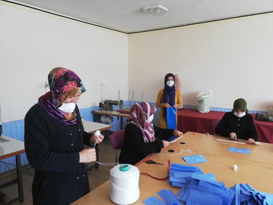 MENGEN Halk Eğitim Merkezinde , koronavirüse karşı hijyenik ortamda maske üretimine başlandı.