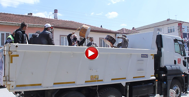 Mengen Belediyesi kamyonda davul-zurna çaldırıp , 23 Nisan coşkusu yaşattı