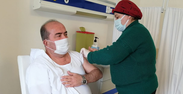 Belediye Başkanı Turhan Bulut koronavirüs aşısını yaptırdı.