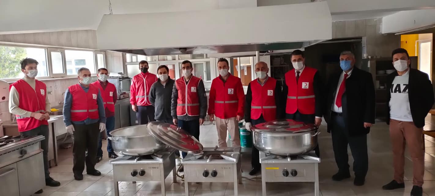 Mengen Kızılay Şubesi ve gönüllü öğretmenler, ihtiyaç sahiplerine iftar yemeği dağıtıyor