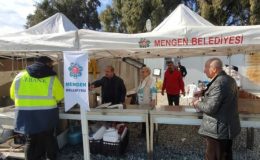 Belediye Başkanı Bulut, depremzede vatandaşlara yemek dağıtımına katıldı.