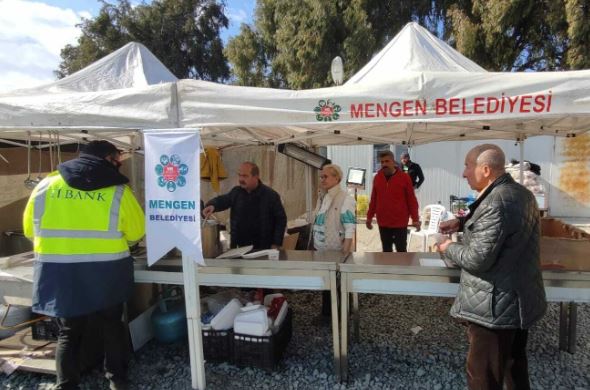 Belediye Başkanı Bulut, depremzede vatandaşlara yemek dağıtımına katıldı.