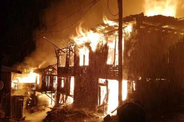2 katlı ahşap evde çıkan yangında 5 ev kül oldu