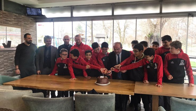 Mengen Atatürk Ortaokulu Hokey Takımının Bolu şampiyonluğu  pasta kesilerek kutlandı.