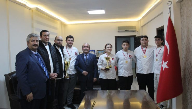 Ödüllü Aşçılar Kaymakam ve Belediye Başkanını Ziyaret Etti