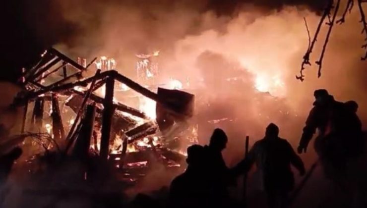 Karacalar Köyü’nde çıkan yangında 3 katlı ahşap ev küle döndü