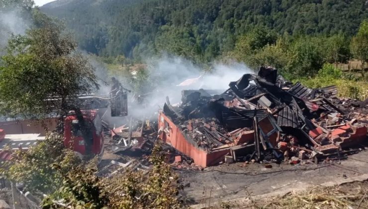 İlyaslar köyü’nde  yanan ahşap ev kullanılamaz hale geldi