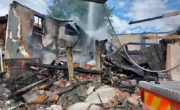 Mengen’de 2 katlı ev, yangında kullanılamaz hale geldi