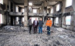 Kadısusuz Köyü’nde çıkan yangında kullanılamaz hale gelen camide enkaz kaldırma çalışmaları başladı