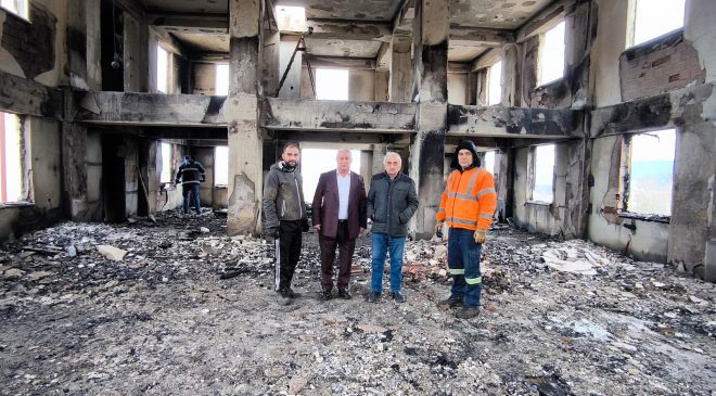 Kadısusuz Köyü’nde çıkan yangında kullanılamaz hale gelen camide enkaz kaldırma çalışmaları başladı