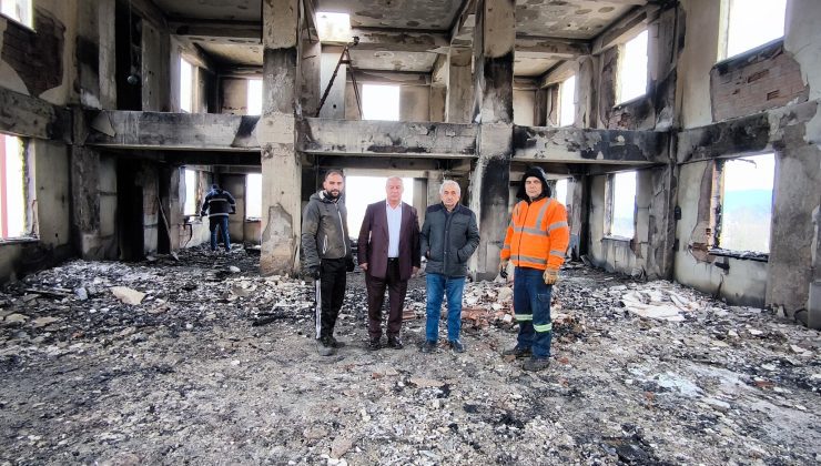 Kadısusuz Köyü’nde çıkan yangında kullanılamaz hale gelen camide enkaz kaldırma çalışmaları başladı