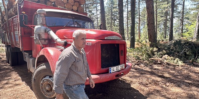 Mengen'de 1963 model Volvo marka kamyon ile 38 yıldır ekmeğinin peşinde, yolları aşındırıyor 1 Mengen’de 1963 model Volvo marka kamyon ile 38 yıldır ekmeğinin peşinde, yolları aşındırıyor